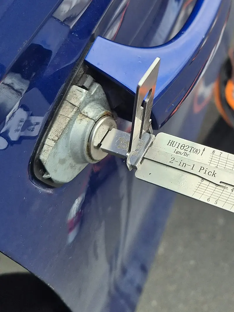 Car and van lockout entry in Leeds for keys locked inside